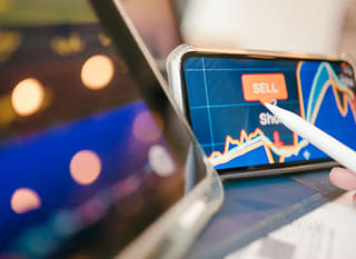 Trader op meerdere markten bestudeert Bitcoin, Ethereum en forexopties