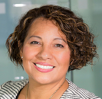 Portret van Claire Ashford, hoofd van de afdeling compliance voor financiële regelgeving