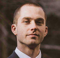Portrait de Thomas Whitfield, expert du marché crypto et analyste en trading